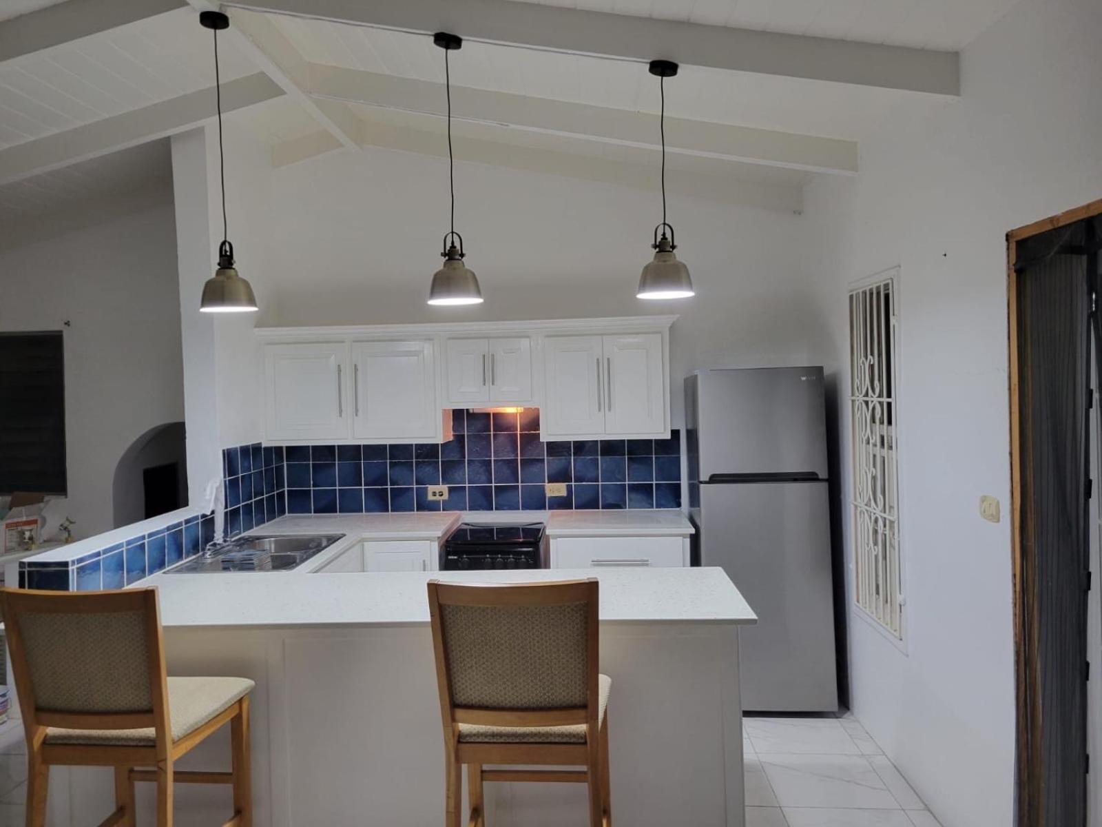 Attractive 2-Bed Apartment Stunning Sea View Dickenson Bay Dış mekan fotoğraf