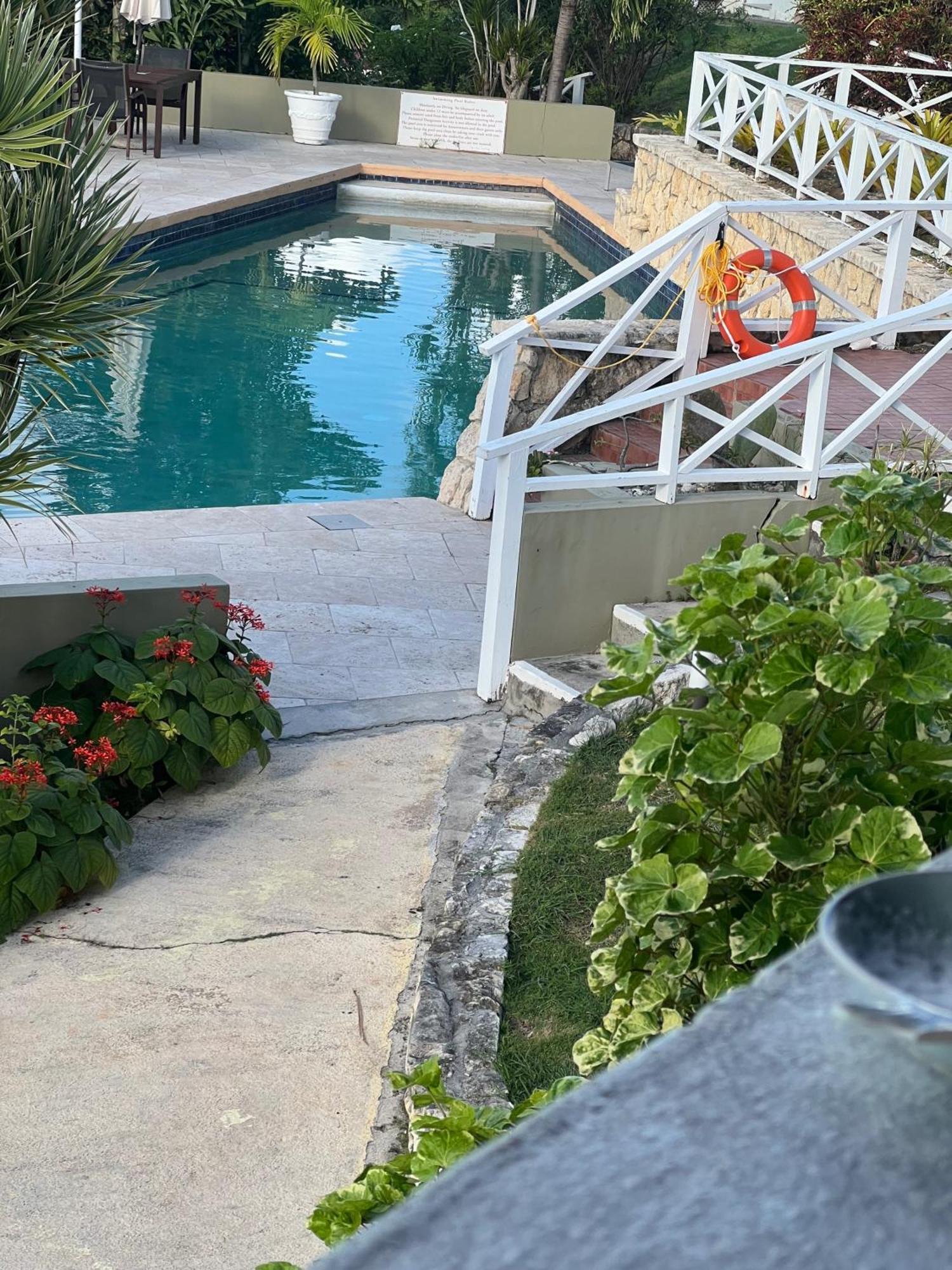 Attractive 2-Bed Apartment Stunning Sea View Dickenson Bay Dış mekan fotoğraf